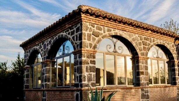 A stone building with arched windows and a tiled roof. - B&B Villa Loriana (Milo)