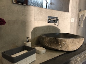 Cottage, 1 camera da letto, vista mare | Dotazioni del bagno | Doccia, soffione a pioggia, set di cortesia gratuito, asciugacapelli