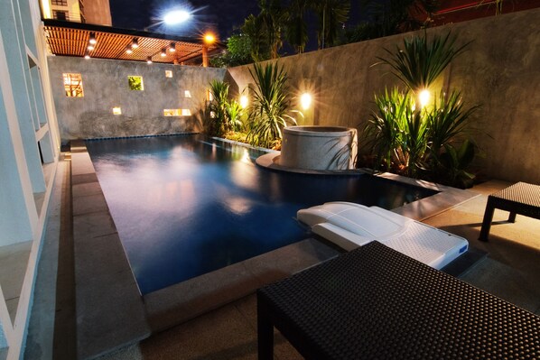 Piscine extérieure, piscine avec cascade, 8 h à 20 h, parasols