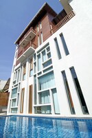 室外游泳池，瀑布泳池，08:00 至 20:00 开放, 池畔遮阳伞, 日光浴躺椅