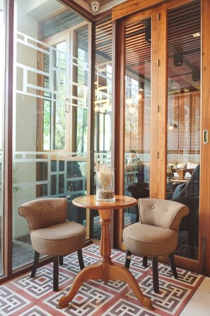 Lobby sitting area - Tapae Gate Villa (Chiang Mai)