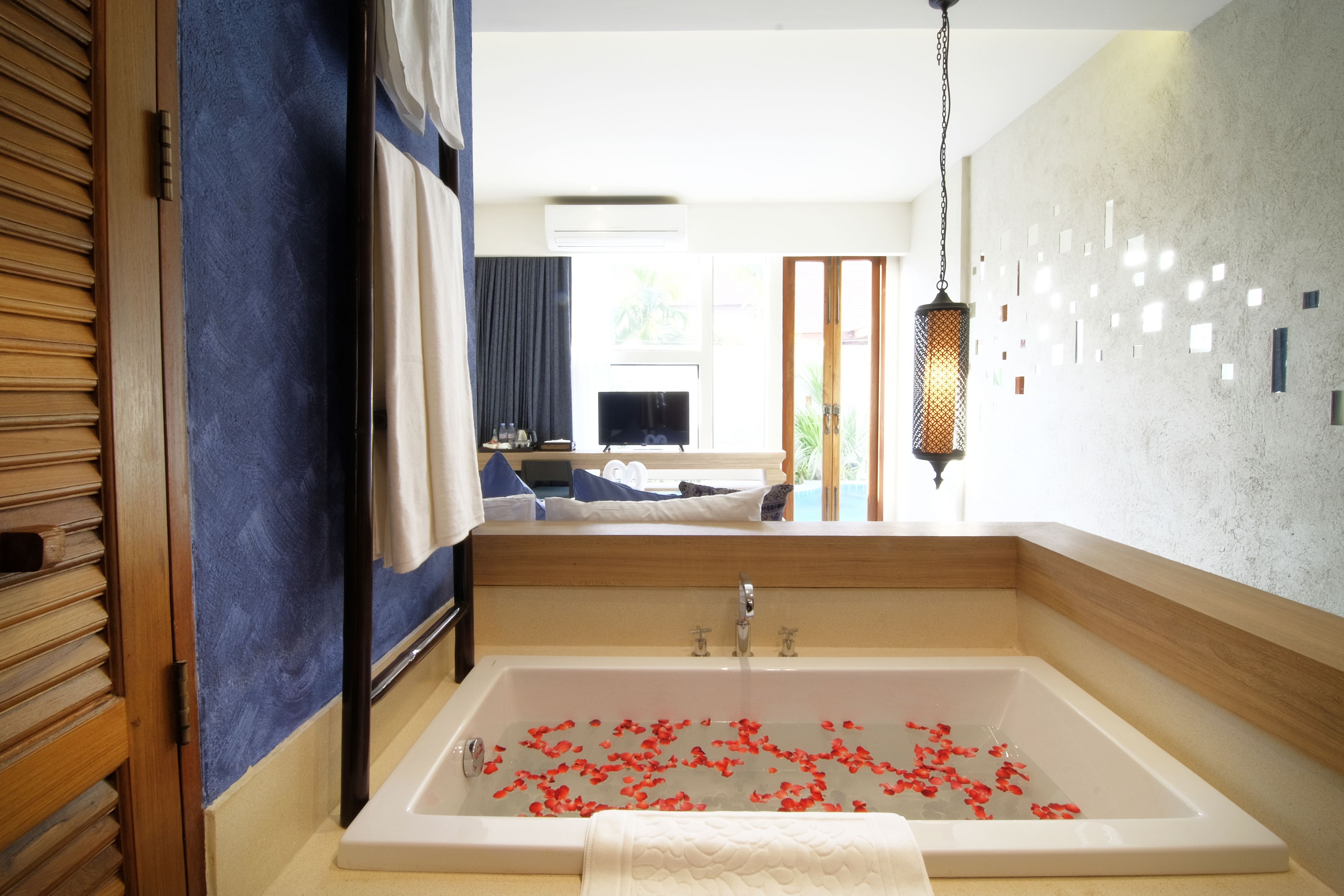 deluxe room, pool access | deep-soaking bathtub