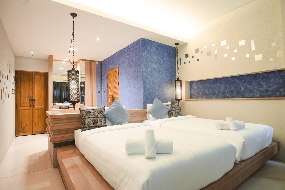 deluxe twin room | interior detail