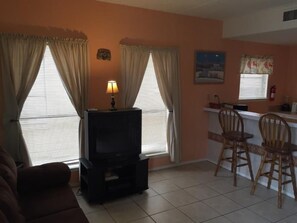 Condo, 1 chambre, cuisine | Aire de séjour