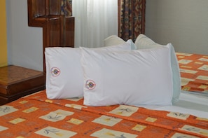 Habitación doble estándar, 2 camas Queen size | Escritorio, tabla de planchar con plancha y wifi gratis 