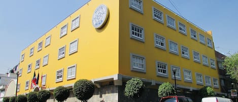 Vista frontal de la propiedad