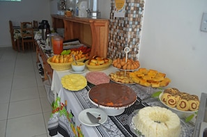 Free daily buffet breakfast - Lamares Pousada de Charme (Santa Cruz Cabralia)