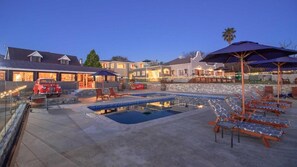 Outdoor pool, pool umbrellas, pool loungers - Issaquena Heights Boutique Hotel (Knysna)