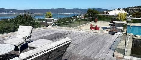 Utomhuspool, parasoller och solstolar