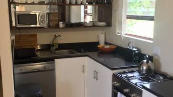 Lower Level | Private kitchen | Full-size fridge, microwave, oven, stovetop