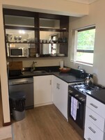 Refrigerador con freezer, microondas, horno, placa de cocina