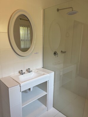 Lower Level | Bathroom | Hair dryer, towels, soap, shampoo - Hermanus Heights Villa (Hermanus)