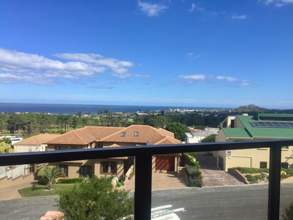 A residential area with a view of the sea and a distant hill. - Hermanus Heights Villa (Hermanus)