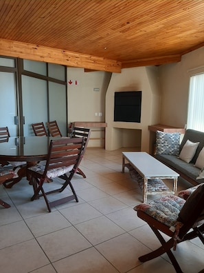 Upper Level | In-room dining