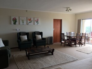 Lower Level | Living area | TV - Hermanus Heights Villa (Hermanus)