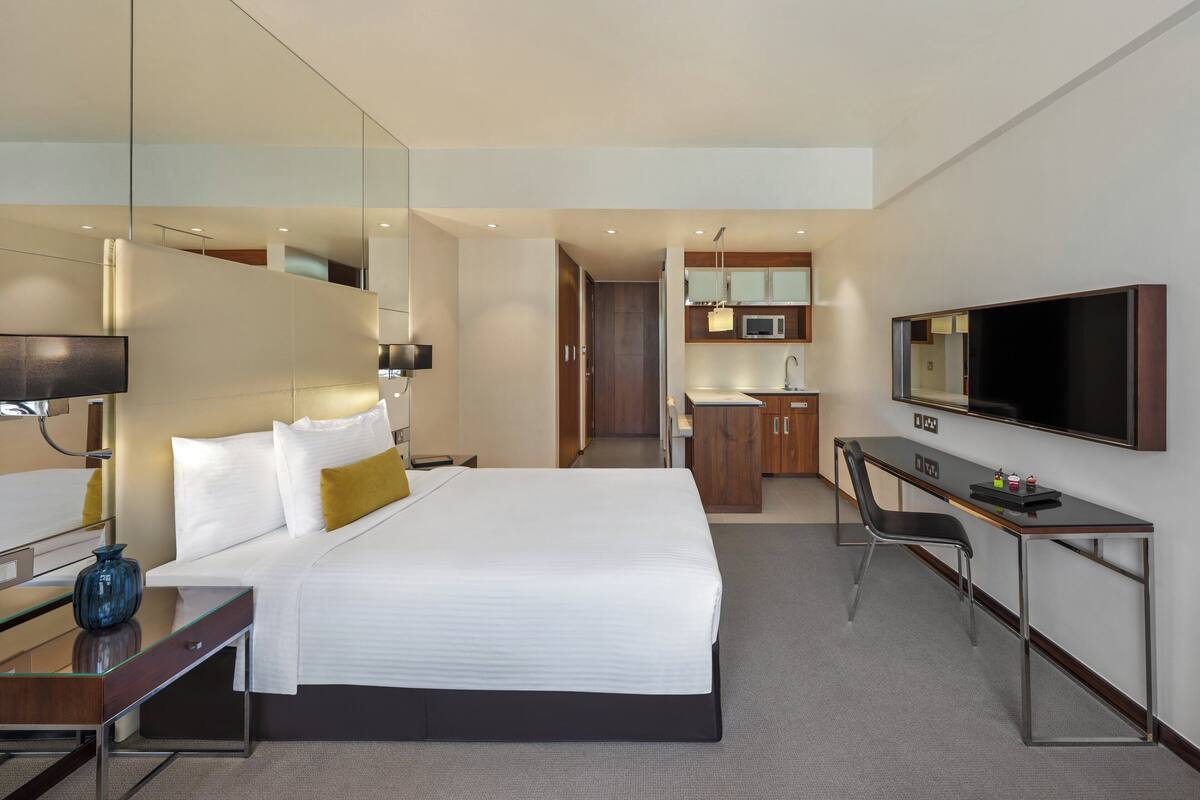 Spacious Centro Room-Queen Bed | Premium bedding, down comforters, minibar, in-room safe