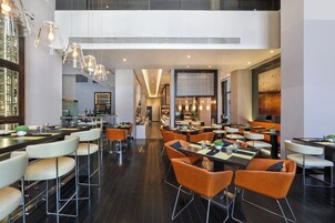 3 restaurantes, café da manhã, culinária internacional