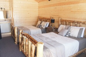 Hytte, 2 queensize-senger | Lydisolert, reiseseng for barn, wi-fi (inkludert) og sengetøy