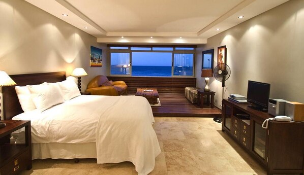 Studio 2 - Mouille Point beachfront - Bantry Beach Seaview Apartments (Cape Town)