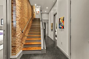 Suite Elite, 4 habitaciones, acceso a la alberca | Área de sala de estar | Televisión de pantalla plana