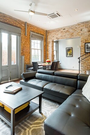 Suite – exclusive, 3 soverom, spabadekar | Oppholdsområde | Flatskjerm-TV