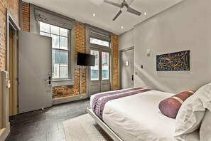 精品套房, 4 间卧室, 使用泳池 | 高档床上用品、记忆海绵床垫、客房内保险箱、笔记本电脑工作区
