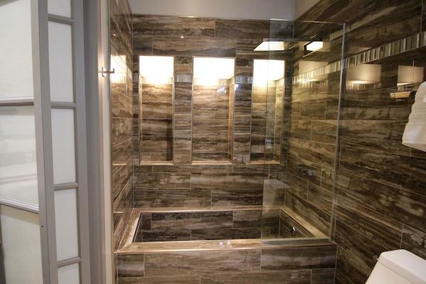 Shower, free toiletries, towels