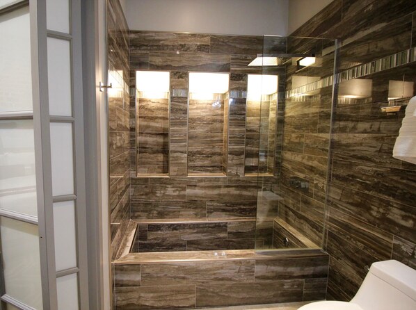 Shower, free toiletries, towels