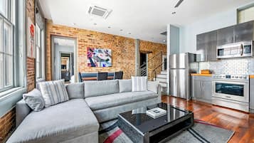 Suíte exclusiva, 4 quartos, acesso à piscina | Área de estar | TV de tela plana