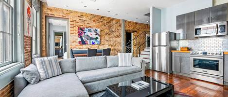Suite exclusiva, 4 habitaciones, acceso a la alberca | Área de sala de estar | Televisión de pantalla plana