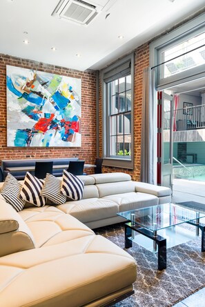 Suite – premium, 3 soverom, adgang til basseng | Oppholdsområde | Flatskjerm-TV