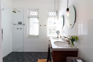 Habitació doble de luxe, vistes al pati | Bany | Combinació de dutxa i banyera i articles de tocador gratuïts 