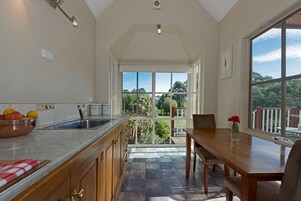 Casa de campo romântica, vista para o rio (Emily) | Opções para refeição no quarto