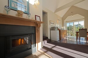 Casa de campo romântica, vista para o rio (Emily) | 1 quarto, roupas de cama premium, frigobar, quartos à prova de som