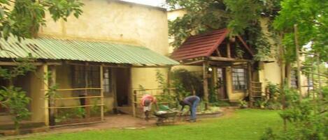 A building with a green roof and a covered outdoor area.