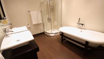 Executive Suite | Bathroom | Deep-soaking bathtub, free toiletries, hair dryer, towels