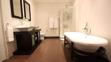 Executive Suite | Bathroom | Deep-soaking bathtub, free toiletries, hair dryer, towels