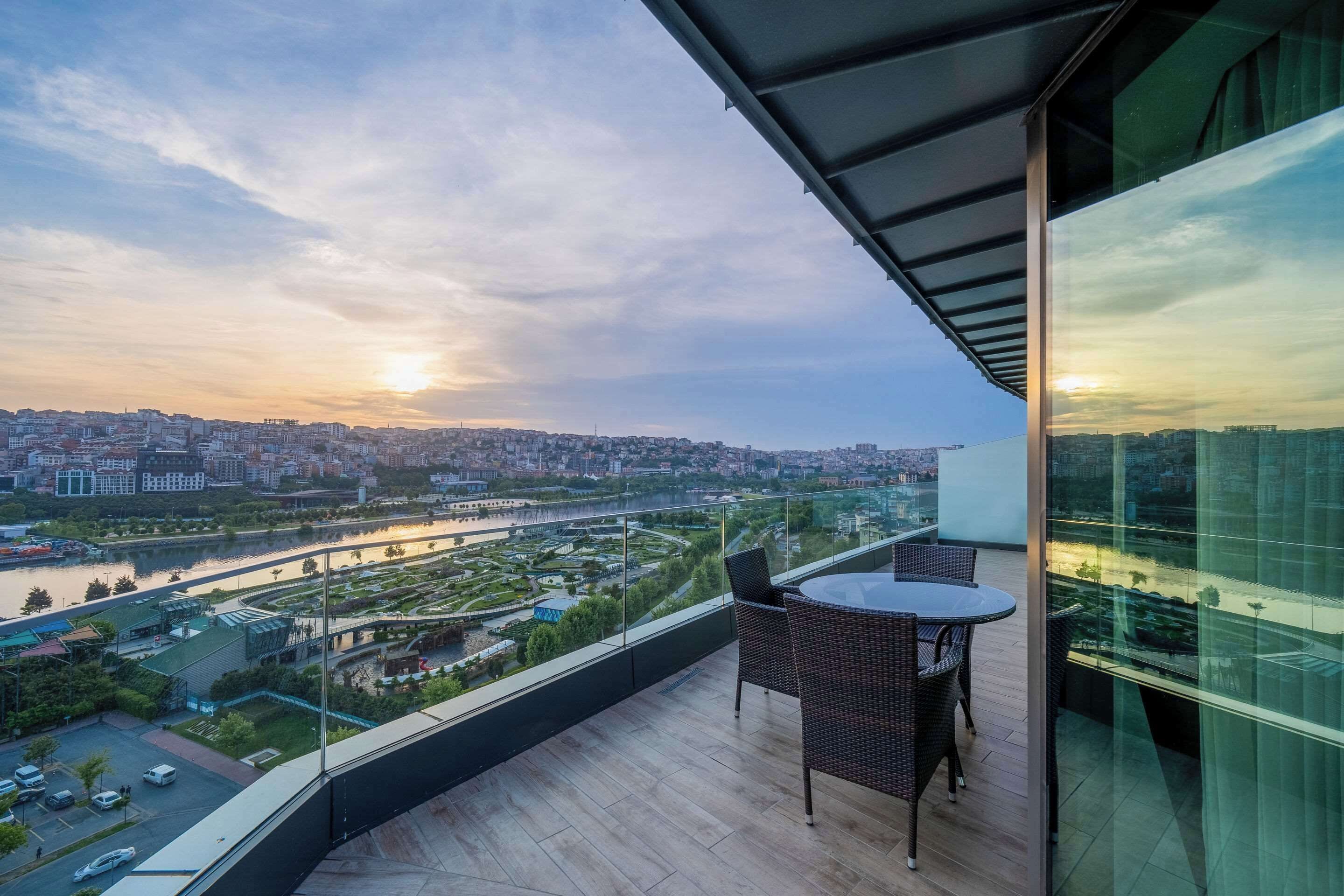 Premium bedding, in-room safe, desk, laptop workspace