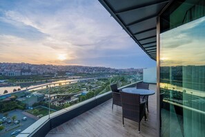 Premium bedding, in-room safe, desk, laptop workspace - Clarion Hotel Golden Horn (Istanbul)