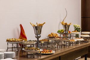 Un tavolo da buffet con diversi piatti e una bandiera.