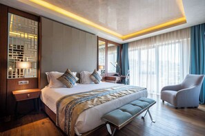 Ropa de cama de alta calidad y caja de seguridad en la habitación 