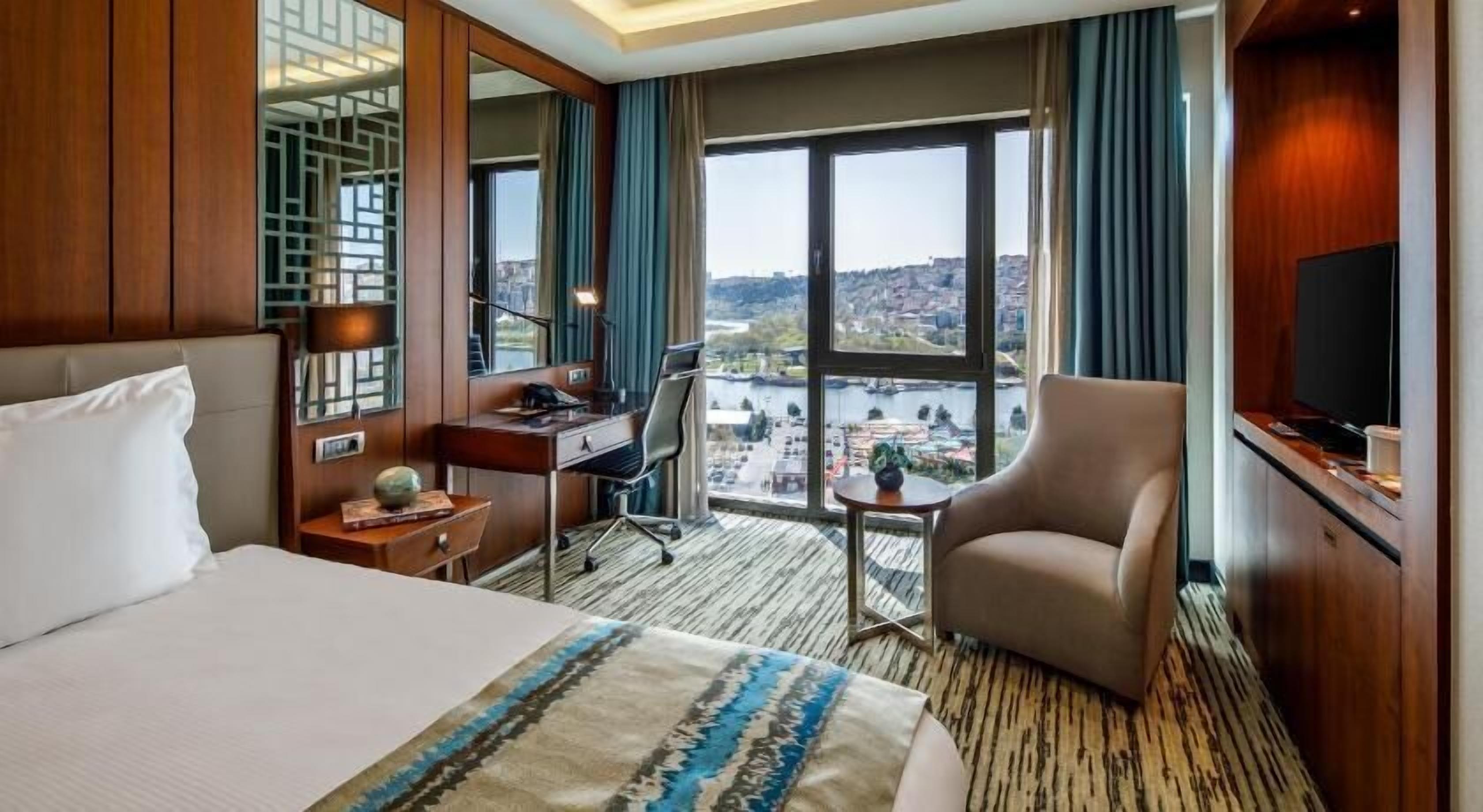 Premium bedding, in-room safe, desk, laptop workspace