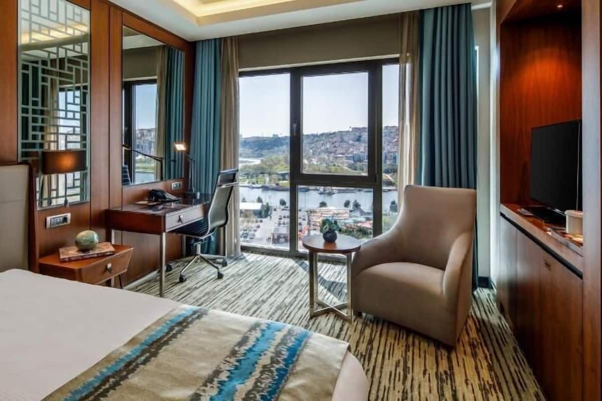 Seprai premium, brankas, meja kerja, dan ruang kerja ramah laptop