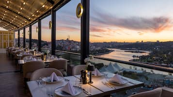 Der serveres morgenmad, frokost, aftensmad og internationale retter