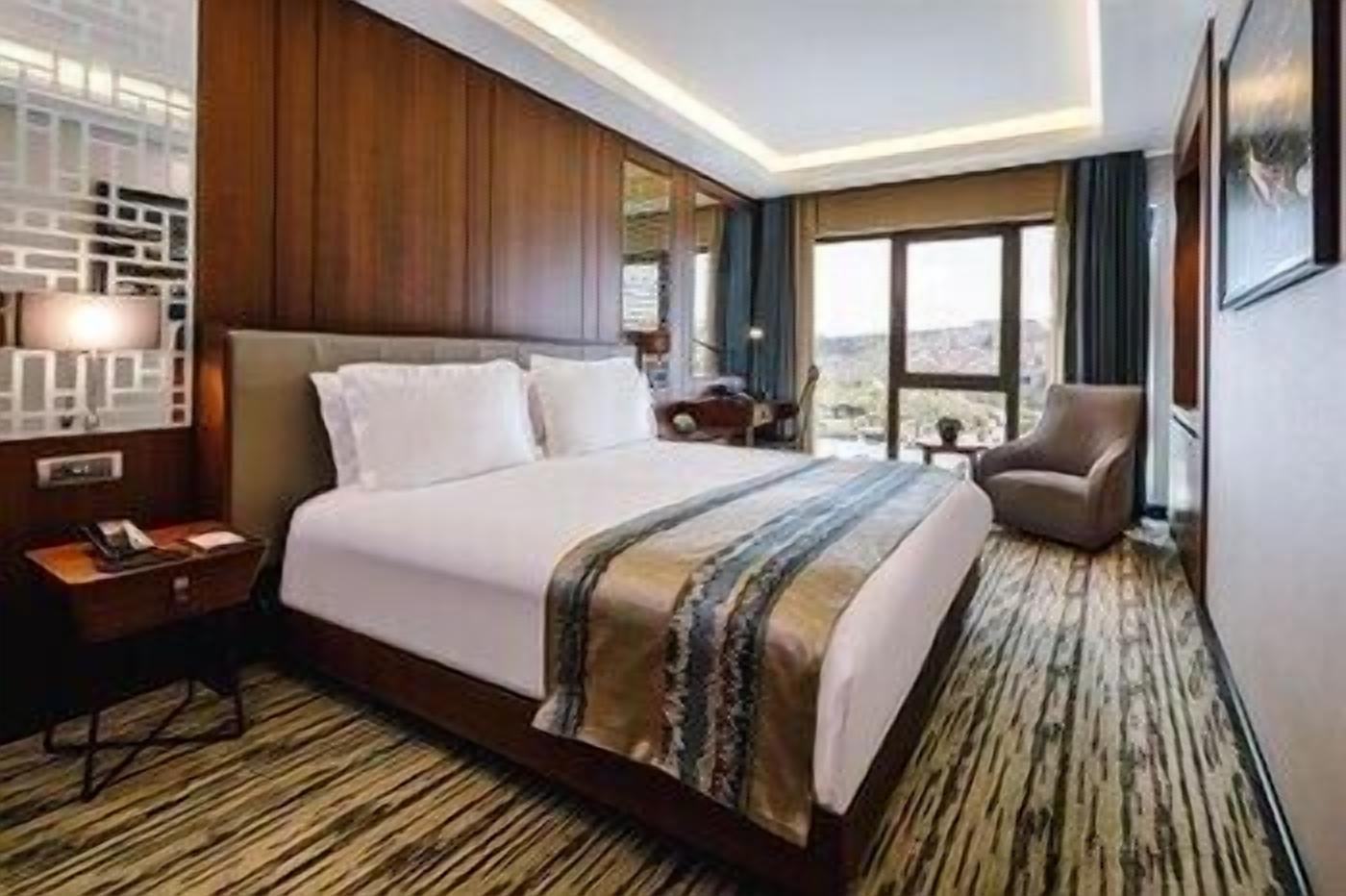 Premium bedding, in-room safe, desk, laptop workspace