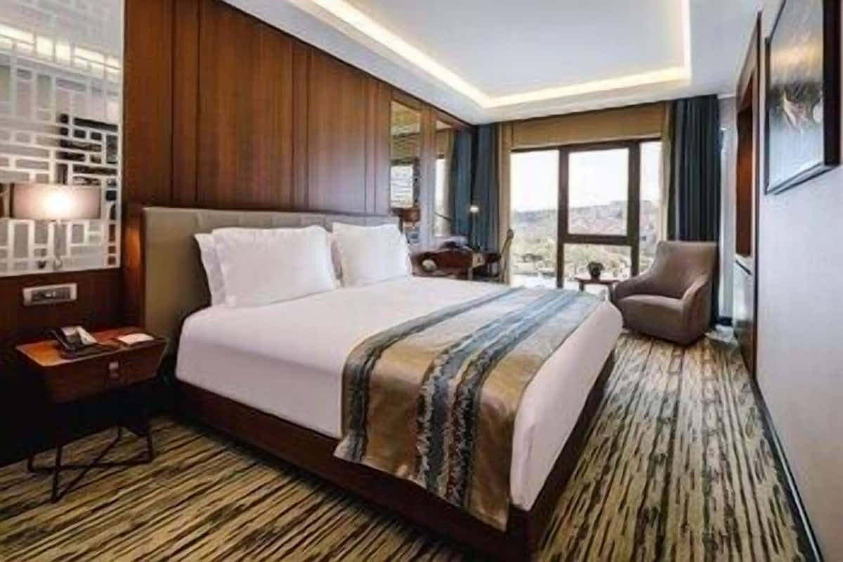 Seprai premium, brankas, meja kerja, dan ruang kerja ramah laptop