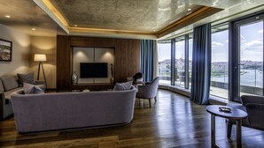 Suite – president, terrasse, sjøutsikt | Oppholdsområde