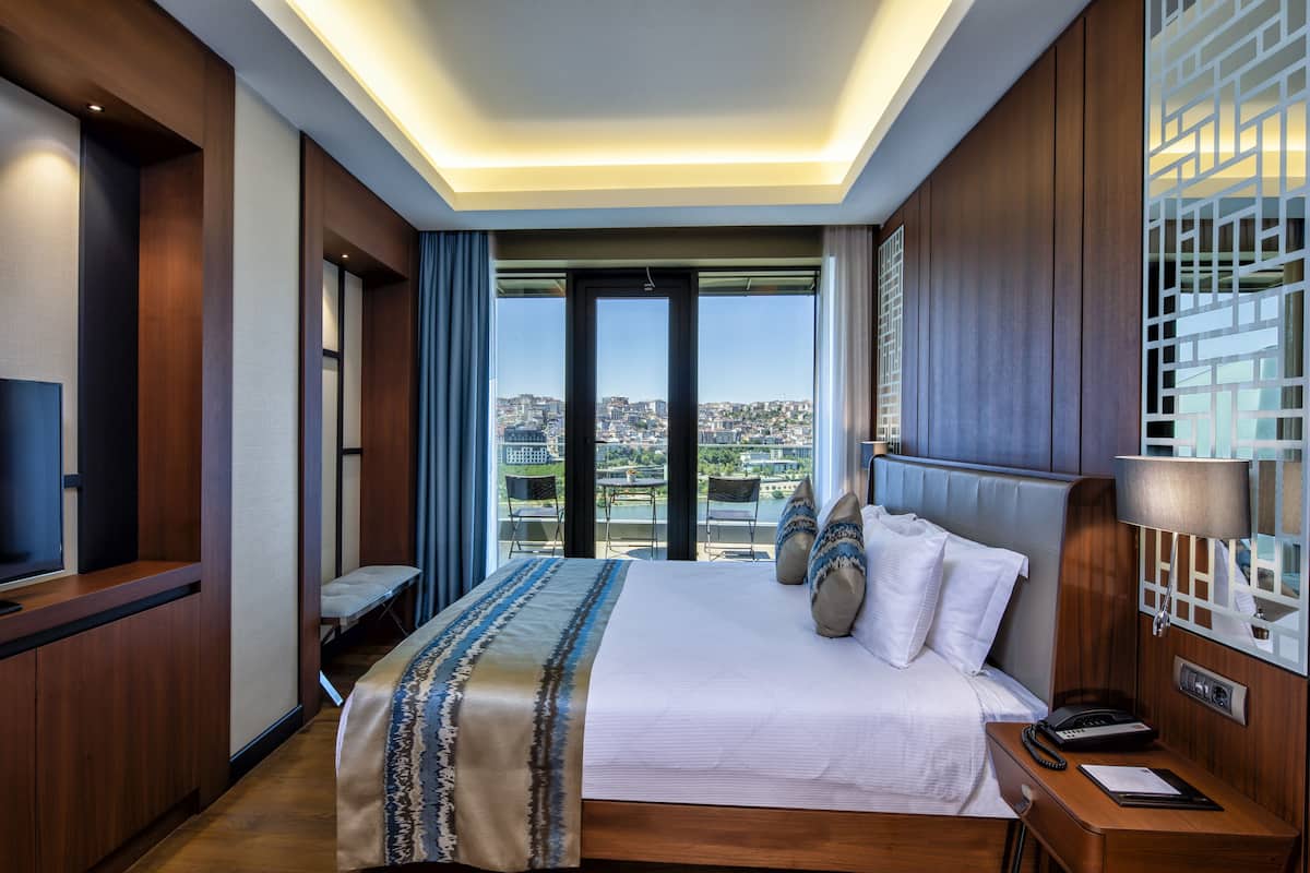 Premium bedding, in-room safe, desk, laptop workspace