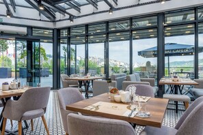 Se sirven desayunos, comidas, cenas y cocina internacional 