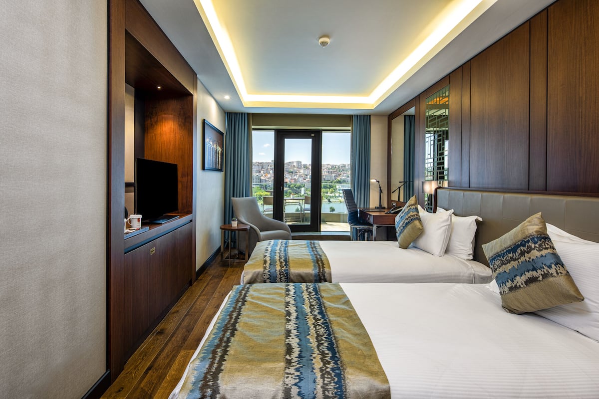 Premium bedding, in-room safe, desk, laptop workspace